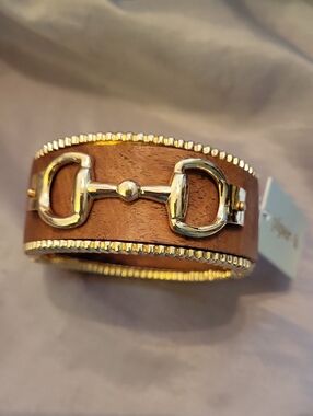 PIPER K Gold-Tone Horsebit Accent Brown Wooden Cuff Bracelet Ty LS